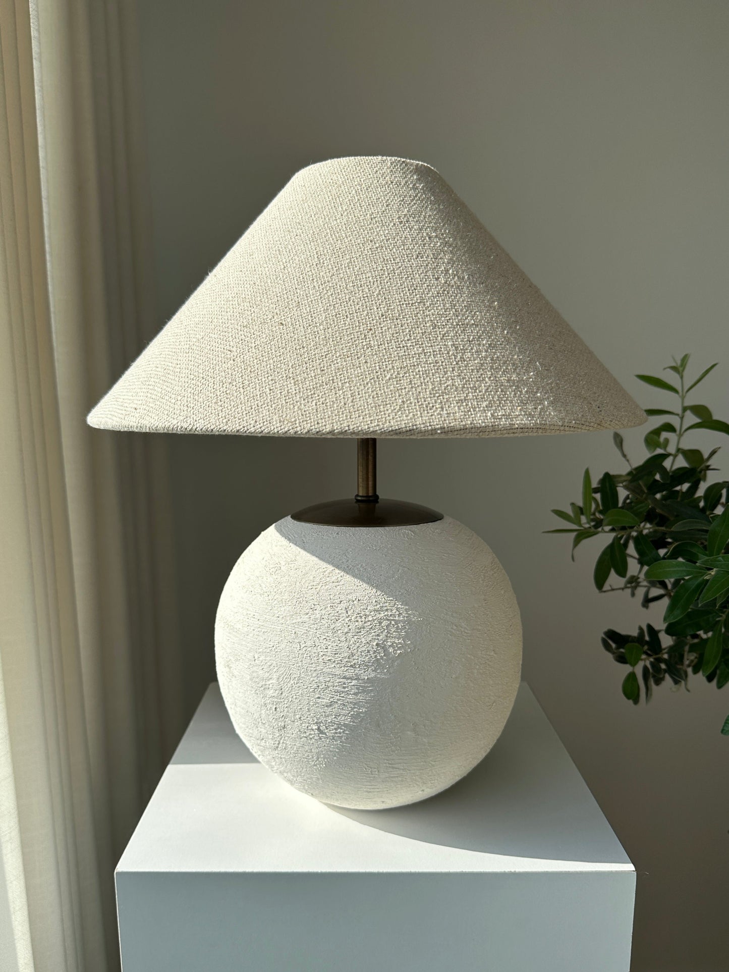 Linó Unglazed Ceramic Textured Table Lamp