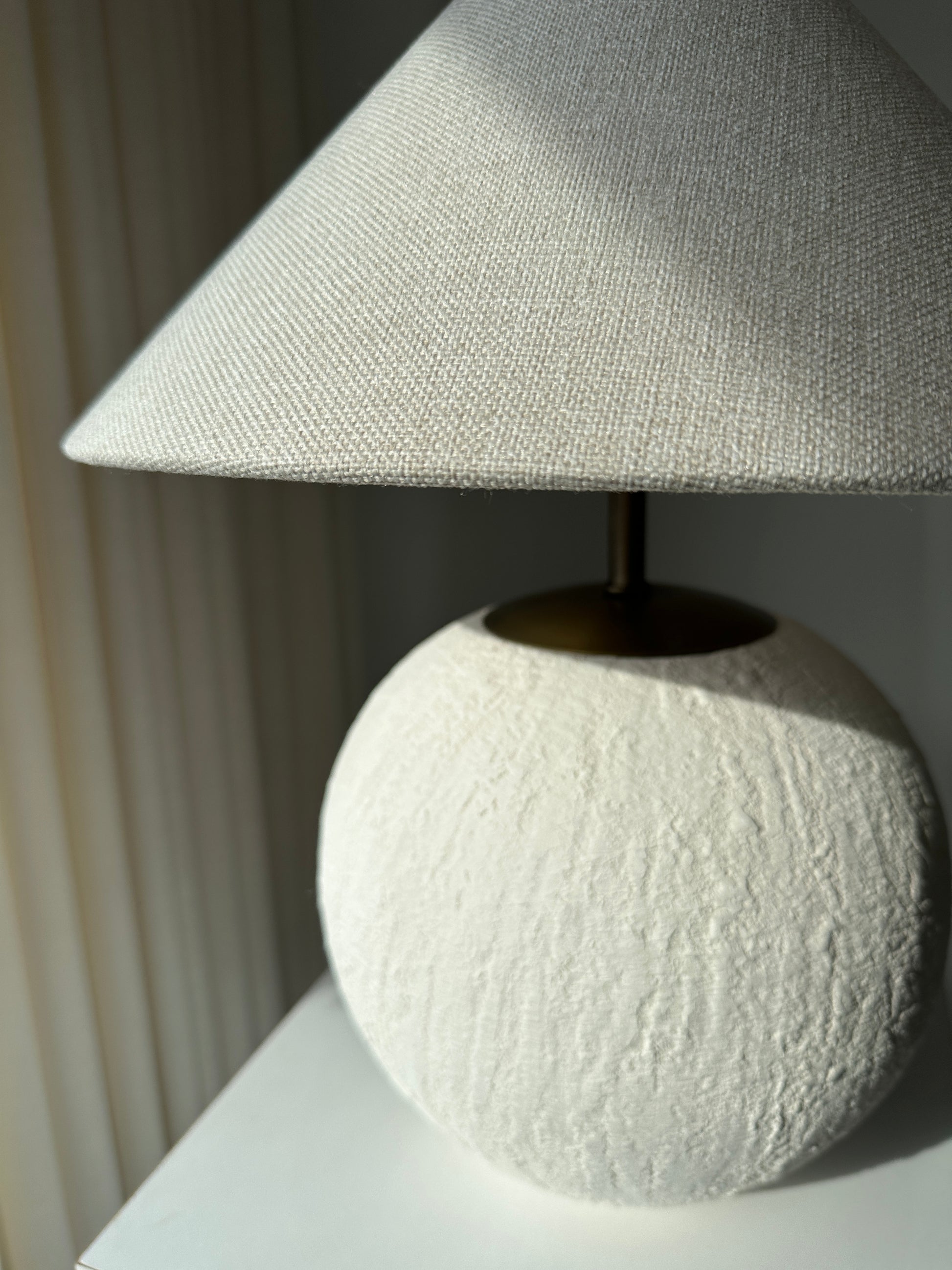 Linó White Unglazed Ceramic Lamp