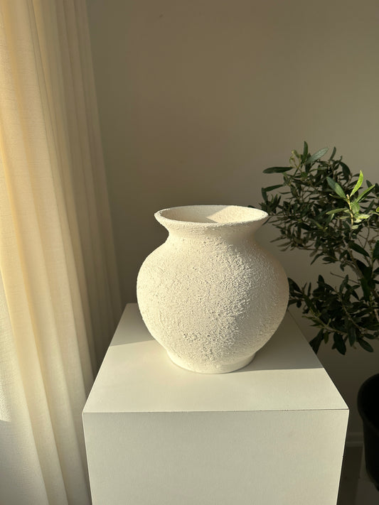 Strukturierte Wabi-Sabi-Vase aus Keramik von Sofie