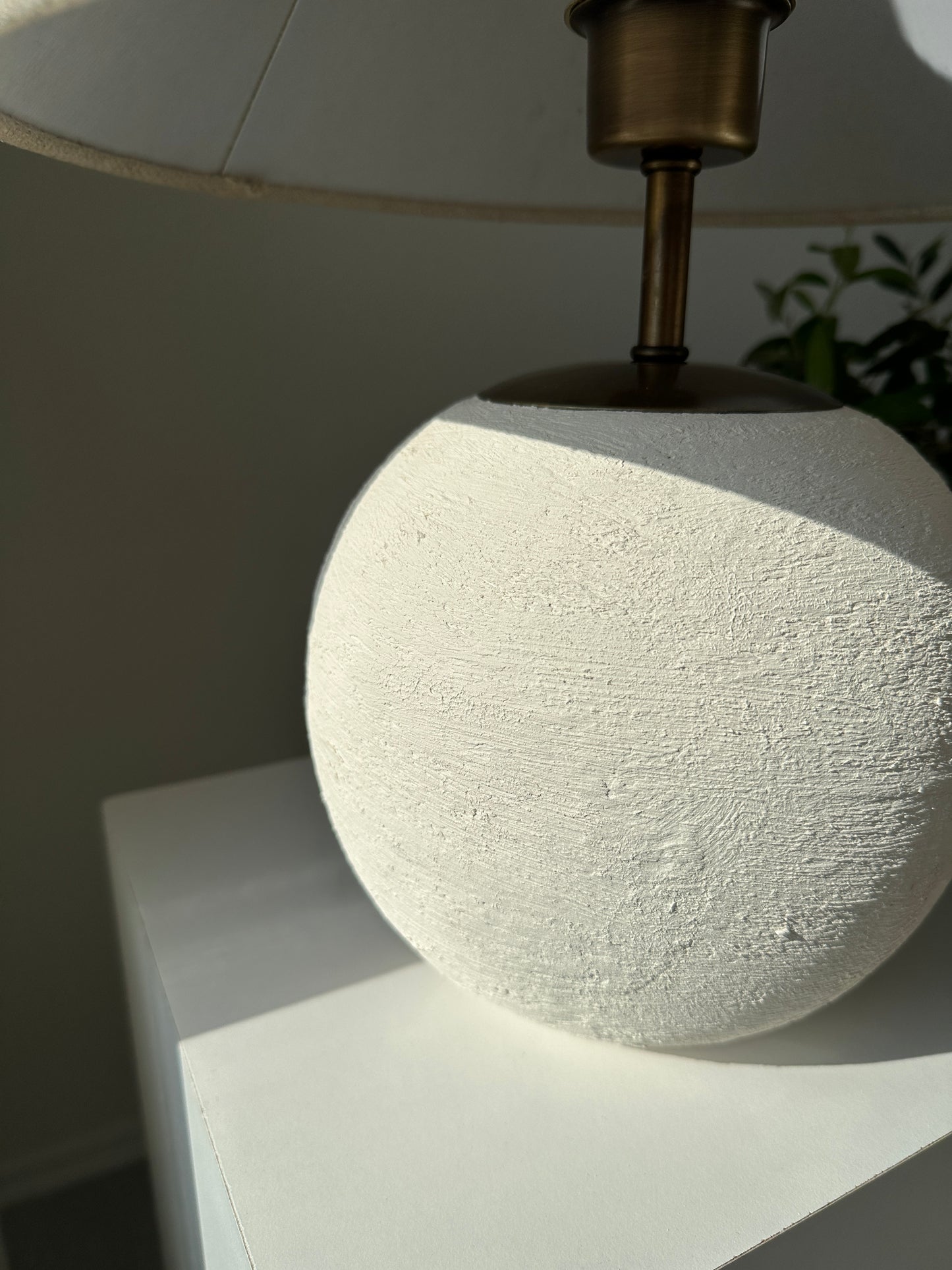 Linó Unglazed Ceramic Textured Table Lamp